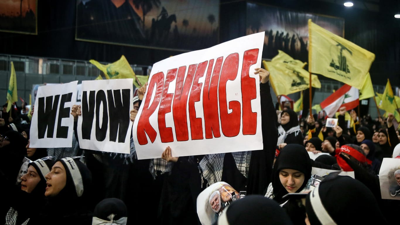 We vow revenge - Wir schwören Rache. Kundgebung der Iran-treuen Hisbollah im Libanon zu Ehren des getöteten Generals Soleimani.