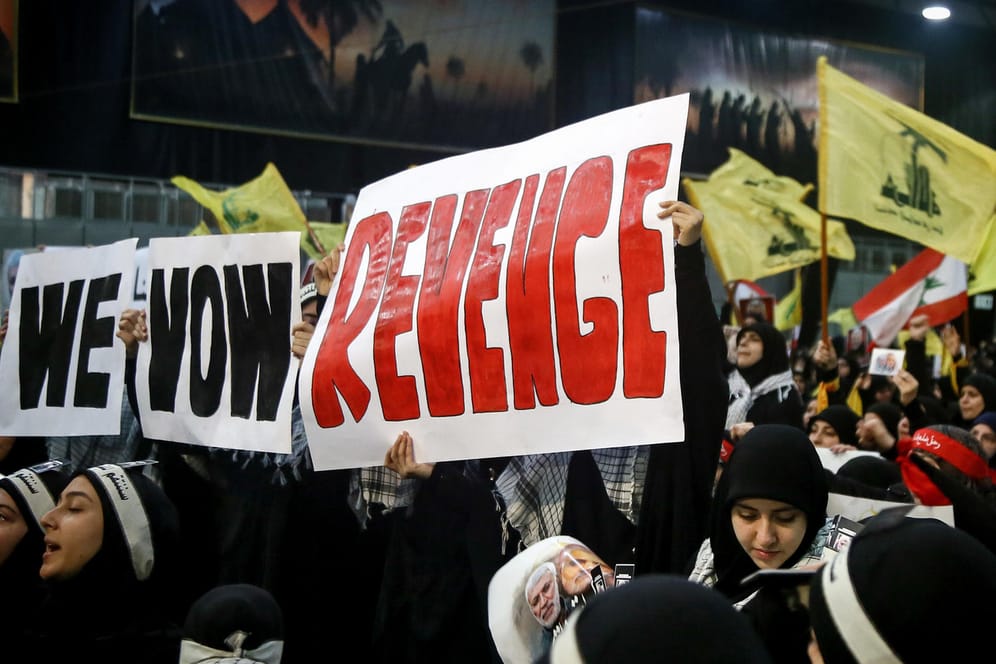 We vow revenge - Wir schwören Rache. Kundgebung der Iran-treuen Hisbollah im Libanon zu Ehren des getöteten Generals Soleimani.