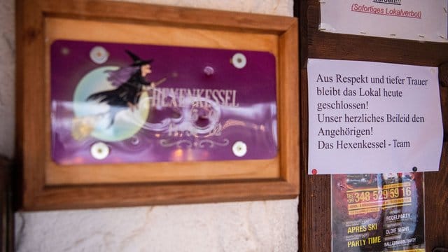 Die Bar "Hexenkessel" ist nach dem Tag des Unfalls geschlossen, mit einer Notiz an der Eingangstür. Die Bar "Hexenkessel" ist nach dem Tag des Unfalls geschlossen, mit einer Notiz an der Eingangstür.