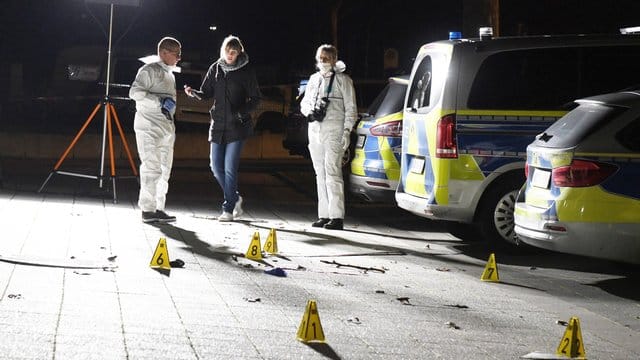 Polizeibeamte stehen in einem abgesperrten Bereich vor der Polizeiwache Süd in Gelsenkirchen.