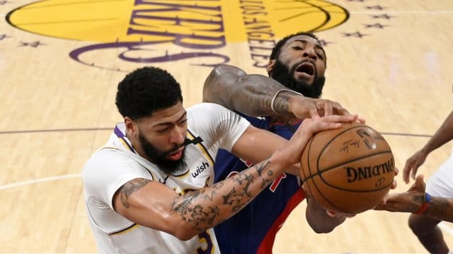 Anthony Davis (l) führte die Lakers zum Sieg.
