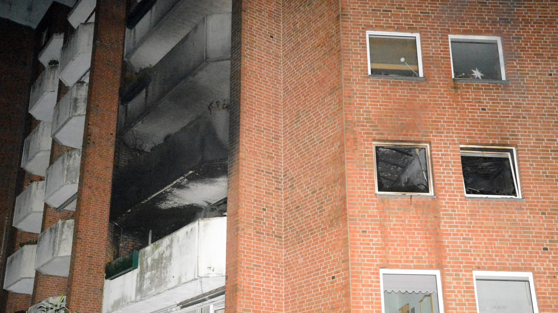 Die Fassade eines Wohnhauses in Hamburg-Farmsen nach einem Brand: Eine Bewohnerin ist dabei ums Leben gekommen. Die Fassade eines Wohnhauses in Hamburg-Farmsen nach einem Brand: Eine Bewohnerin ist dabei ums Leben gekommen.