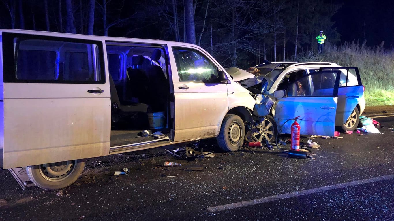 Ein Transporter und ein Auto nach dem schweren Unfall: Eine Mutter und zwei Kinder sind gestorben.