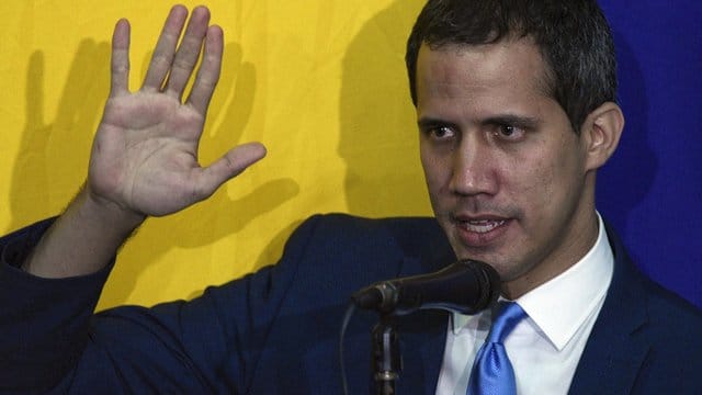 Juan Guaido, selbsternannter Interimspräsident von Venezuela, lässt sich als Parlamentsvorsitzender vereidigen. Juan Guaido, selbsternannter Interimspräsident von Venezuela, lässt sich als Parlamentsvorsitzender vereidigen.