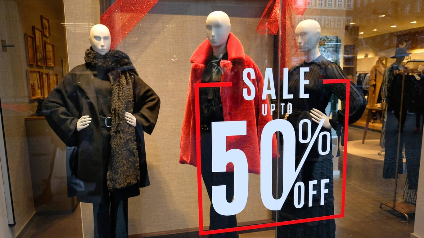 Ein Schaufenster mit der Aufschrift "Sale": Zum beginnenden Weihnachtsgeschäft zeigten sich Deutschlands Verbraucher in Kauflaune.