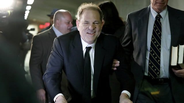 Mit Gehhilfe: Harvey Weinstein kommt am Obersten Gericht des Bundesstaates New York in Manhattan an. Mit Gehhilfe: Harvey Weinstein kommt am Obersten Gericht des Bundesstaates New York in Manhattan an.