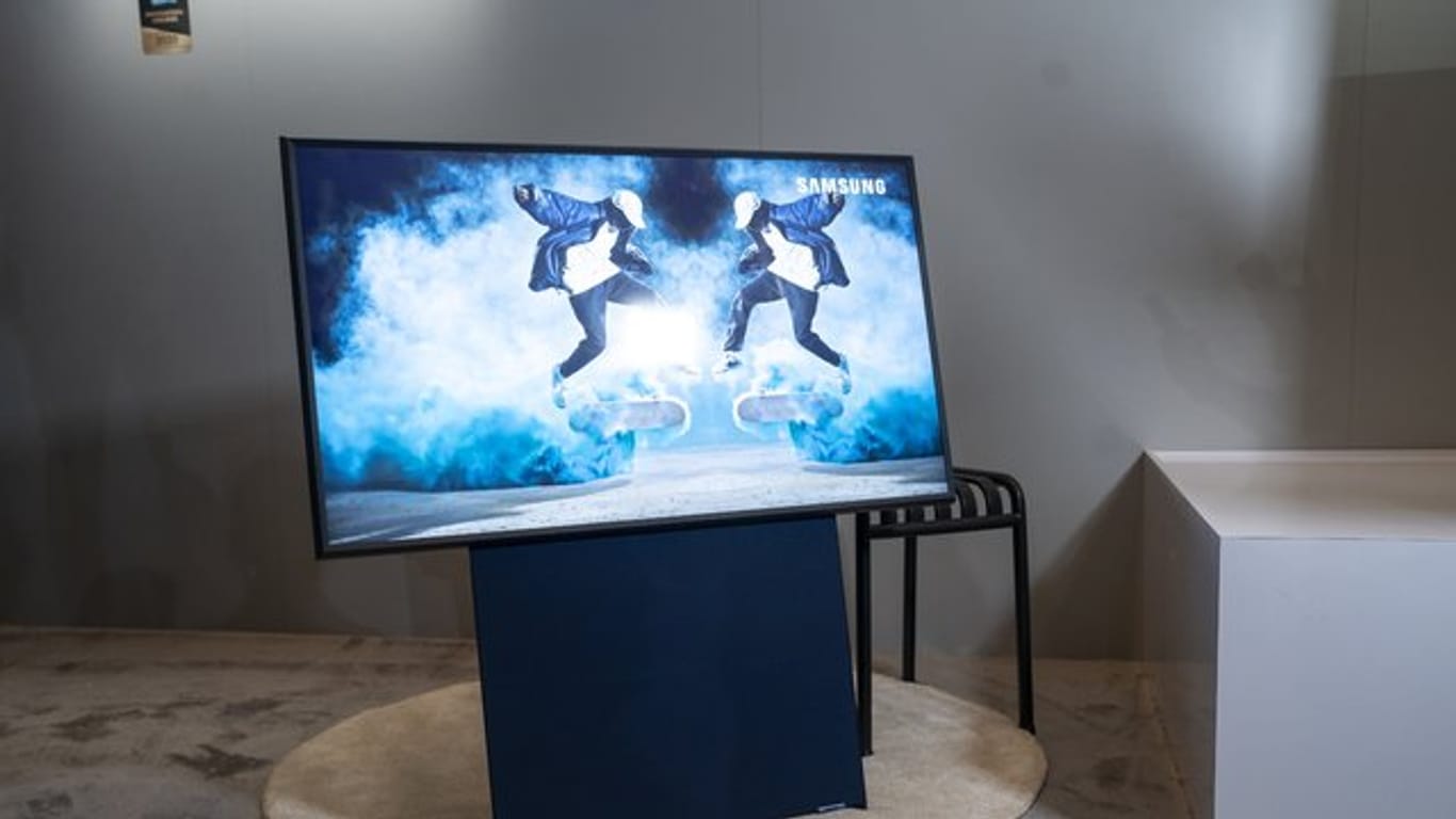 Das Display von Samsungs TV The Sero lässt sich vom Hoch- ins Querformat rotieren - und zurück.
