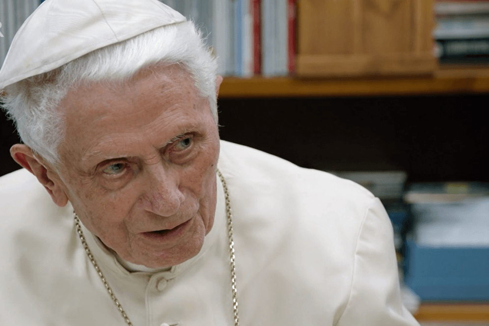 Benedikt XVI. im Gespräch mit dem Gast: BR-Journalist Tassilo Forchheimer durfte einen Nachmittag mit dem zurückgeretenen Papst verbringen, der nur selten Besuch empfängt.