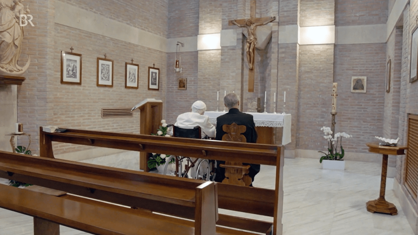 Im Gebet in der Privatkapelle des Papstes im Kloster Mater Ecclesia. Dort steht eine Nachbildung der Patrona Bavariae, der Marienstatue vom Münchner Marienplatz, ein Geschenk des damaligen bayerischen Ministerpräsidenten Edmund Stoiber.