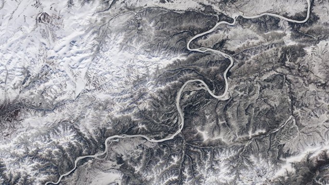 Eine Satellitenaufnahme zeigt den vom Eis bedeckten Yukon River in Alaska.