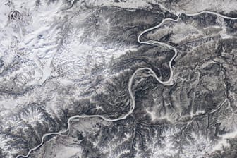 Eine Satellitenaufnahme zeigt den vom Eis bedeckten Yukon River in Alaska.