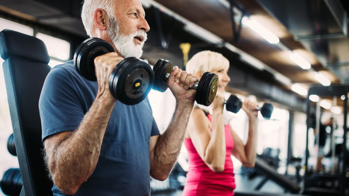 Krafttraining: Kräftige Muskeln und starke Knochen sind für Mobilität und Unabhängigkeit im Alter bedeutend.