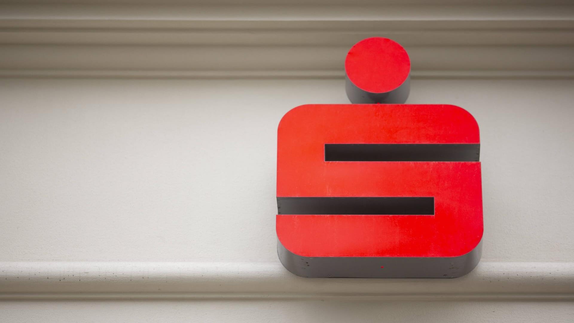 Logo der Sparkasse an einer Hauswand: In Wuppertal haben zwei Gasflaschen im SB-Raum einer Filiale einen Feuerwehreinsatz ausgelöst (Symbolbild). Logo der Sparkasse an einer Hauswand: In Wuppertal haben zwei Gasflaschen im SB-Raum einer Filiale einen Feuerwehreinsatz ausgelöst (Symbolbild).