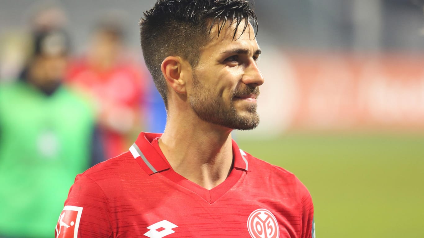 Mainz-05-Kapitän Danny Latza lächelt: Beim Wintertrainingslager in Spanien fehlt der Mittelfeldspieler allerdings.