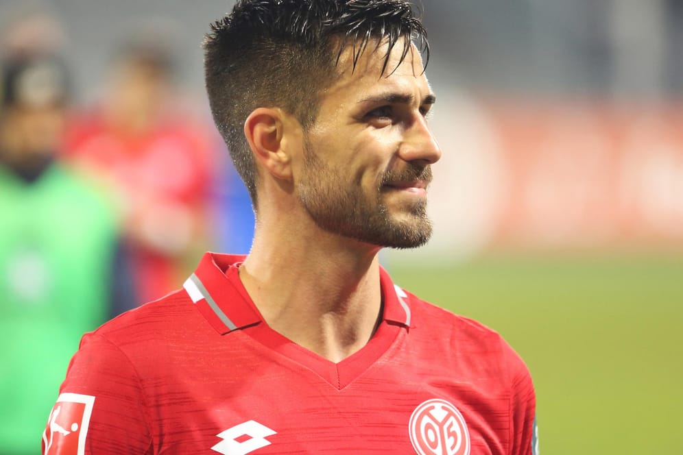 Mainz-05-Kapitän Danny Latza lächelt: Beim Wintertrainingslager in Spanien fehlt der Mittelfeldspieler allerdings.