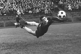 Eine Fußballlegende in Aktion: Hans Tilkowski hechtet durch seinen Strafraum.