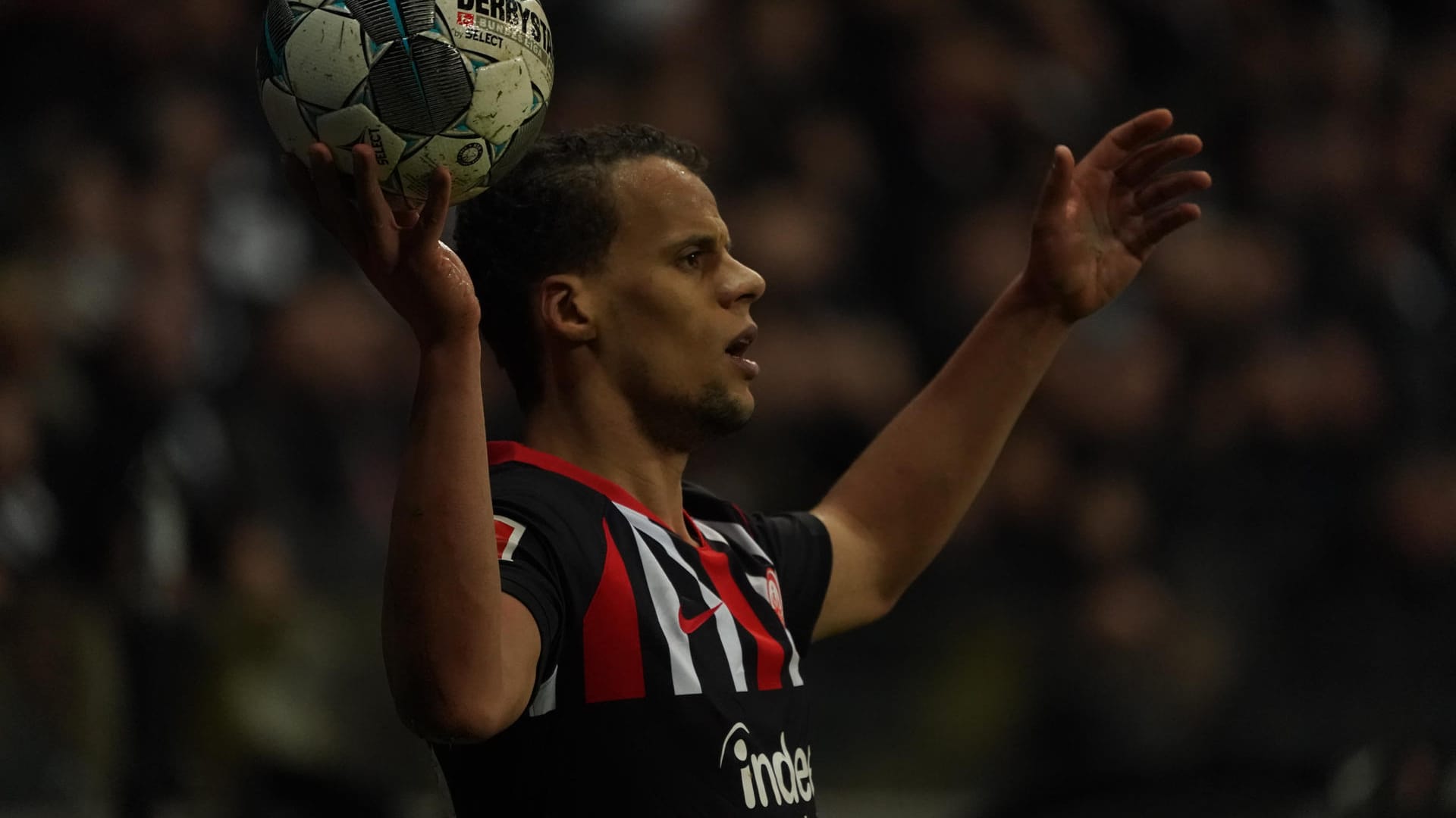 Timothy Chandler (Eintracht Frankfurt) mit Ball: Der Außenverteidiger ist zufrieden mit dem Trainingslager in Florida.