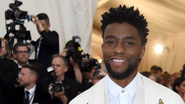 Chadwick Boseman bei der "Met Gala" 2018 im Metropolitan Museum of Art (Met) unter dem Motto "Heavenly Bodies: Fashion and the Catholic Imagination". Chadwick Boseman bei der "Met Gala" 2018 im Metropolitan Museum of Art (Met) unter dem Motto "Heavenly Bodies: Fashion and the Catholic Imagination".