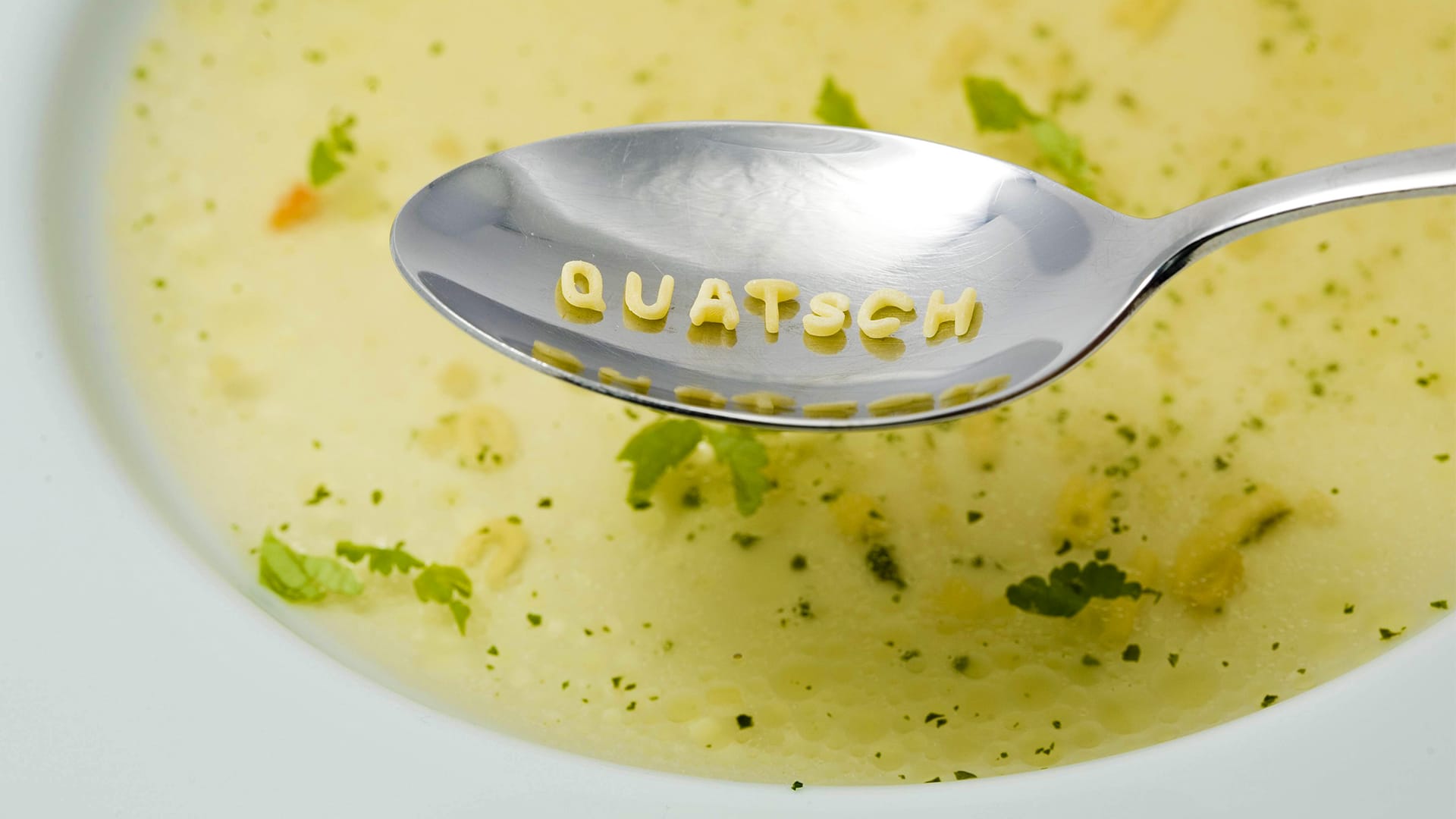 Quatsch – gelegt aus Buchstaben einer Buchstabensuppe auf einem Löffel: Redewendungen werden gerne mal verdreht, was häufig zu komischen Bedeutungsänderungen kommt.