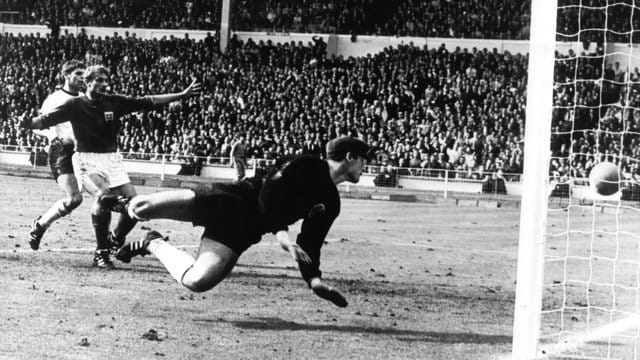 Hans Tilkowski stand im WM-Finale 1966 im Wembley-Stadion im Tor der deutschen Nationalmannschaft. Hans Tilkowski stand im WM-Finale 1966 im Wembley-Stadion im Tor der deutschen Nationalmannschaft.