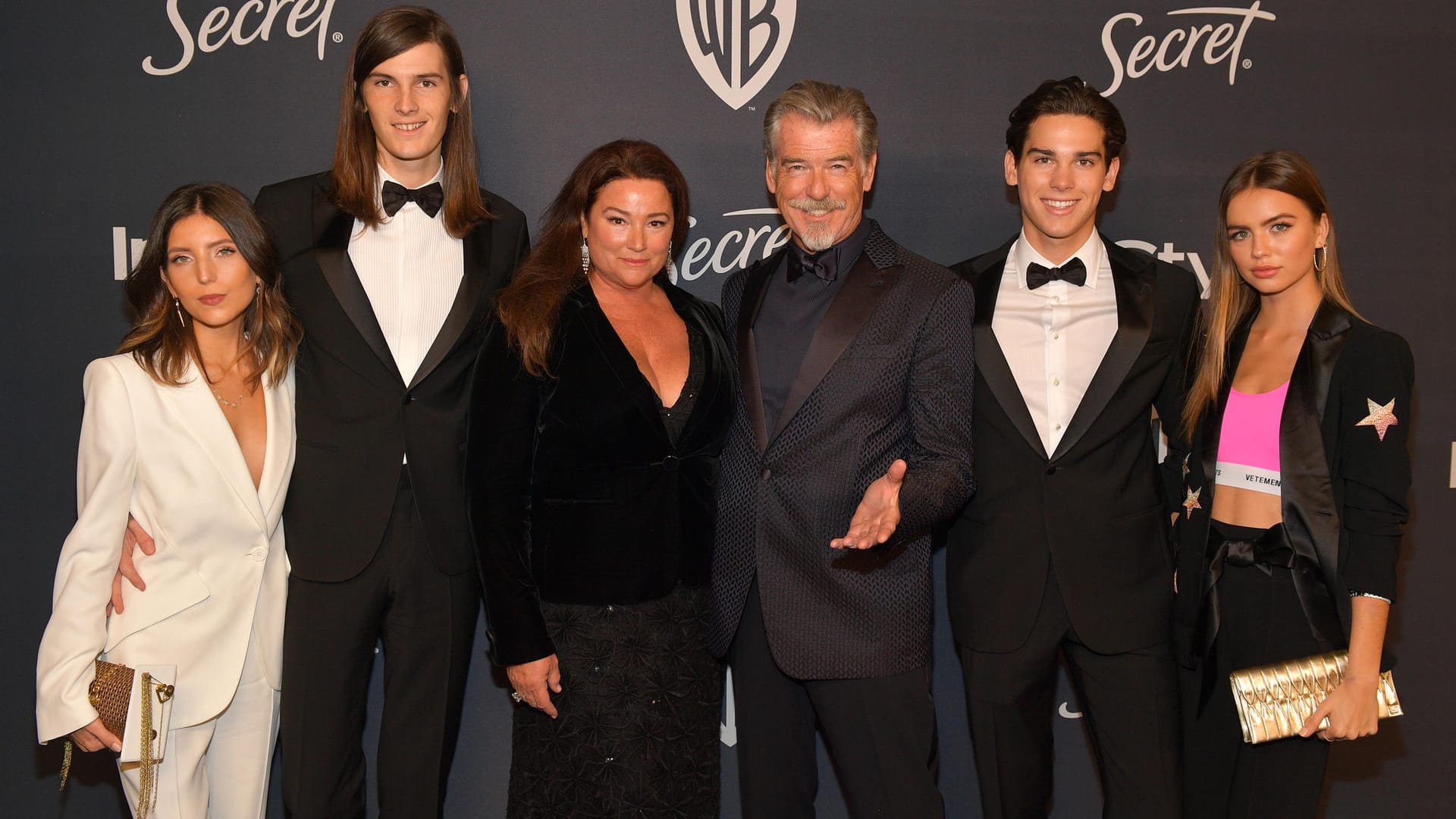 Avery Wheless, Dylan Brosnan, Keely Brosnan, Pierce Brosnan, Paris Brosnan und Alex Lee Aillón (v.l.n.r.): Die ganze Familie posierte gemeinsam auf dem roten Teppich der "Instyle and Warner Bros."-Aftershowparty im Anschluss an die Golden Globes.