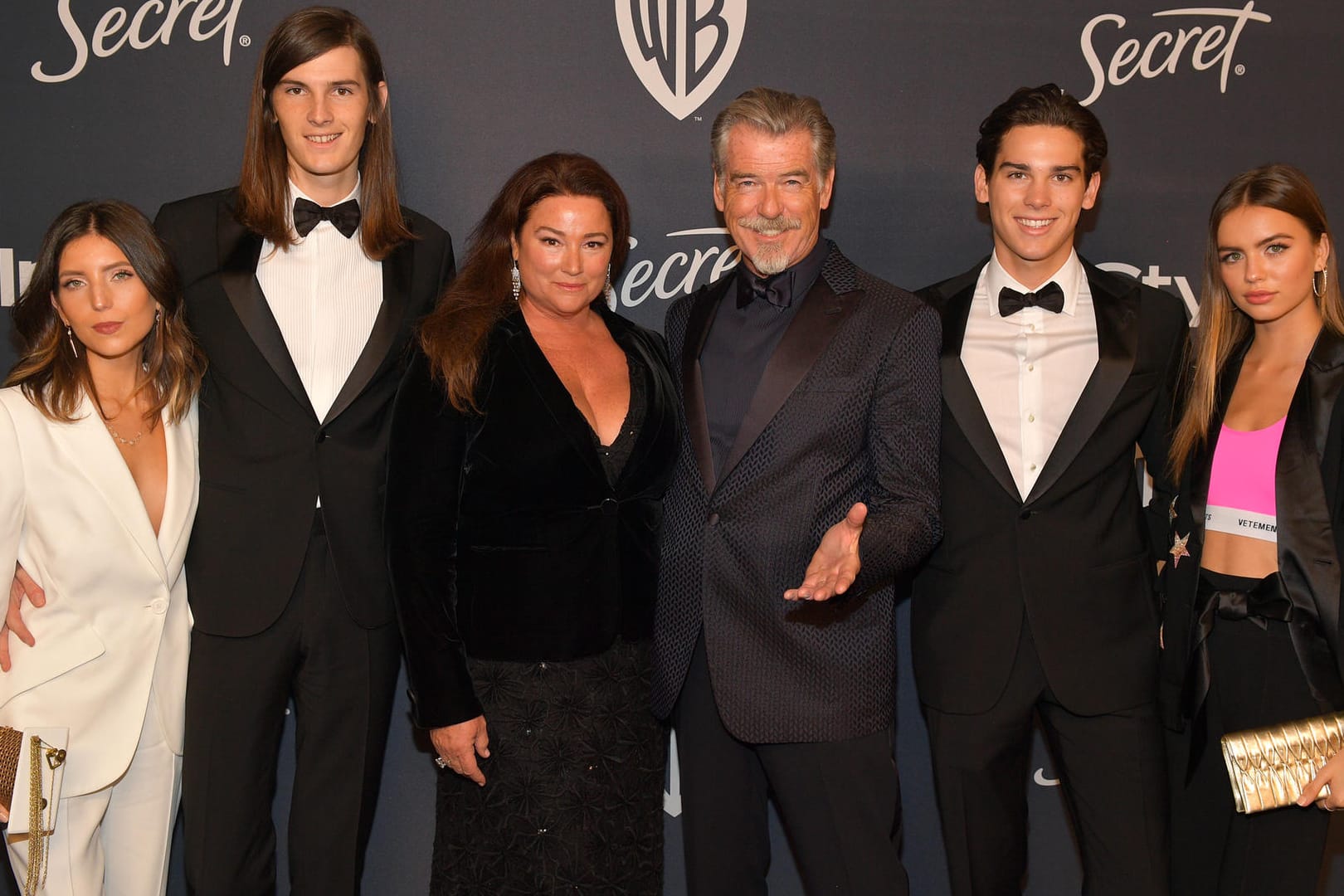 Avery Wheless, Dylan Brosnan, Keely Brosnan, Pierce Brosnan, Paris Brosnan und Alex Lee Aillón (v.l.n.r.): Die ganze Familie posierte gemeinsam auf dem roten Teppich der "Instyle and Warner Bros."-Aftershowparty im Anschluss an die Golden Globes.