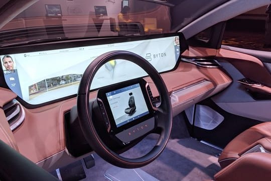 Das große Display in einem Prototypen des Byton M-Byte ist das Highlight des Elektro-SUVs.