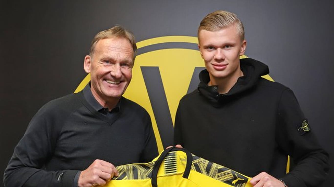 Erling Haaland (r) stürmt jetzt für Borussia Dortmund.