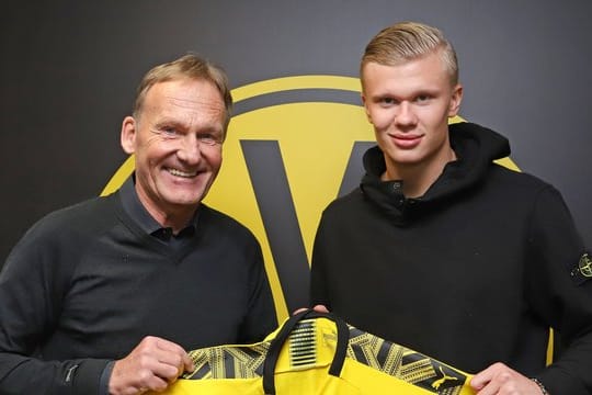 Erling Haaland (r) stürmt jetzt für Borussia Dortmund.
