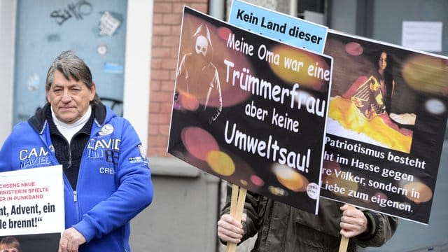 Demonstranten der AfD protestieren gegen Rundfunkgebühren und den WDR. Demonstranten der AfD protestieren gegen Rundfunkgebühren und den WDR.