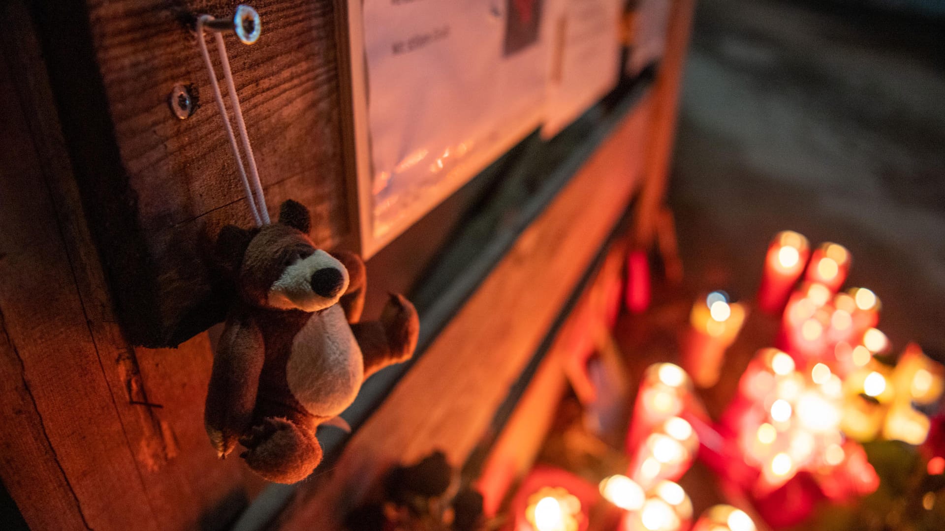 Unfallstelle in Luttach: Ein Stoffbär, Blumen und Kerzen sind am Ort des Unfalls nach Sonnenuntergang zu sehen.