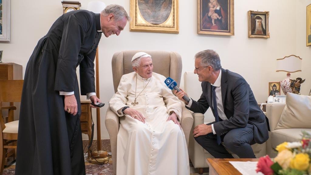 Besuch bei dem zurückgetretenen Papst: Tassilo Forchheimer im Gespräch mit Benedikt XVI., daneben Benedikts Privatsekretär Georg Gänswein.