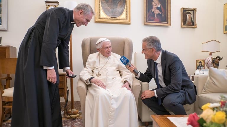 Besuch bei dem zurückgetretenen Papst: Tassilo Forchheimer im Gespräch mit Benedikt XVI., daneben Benedikts Privatsekretär Georg Gänswein.