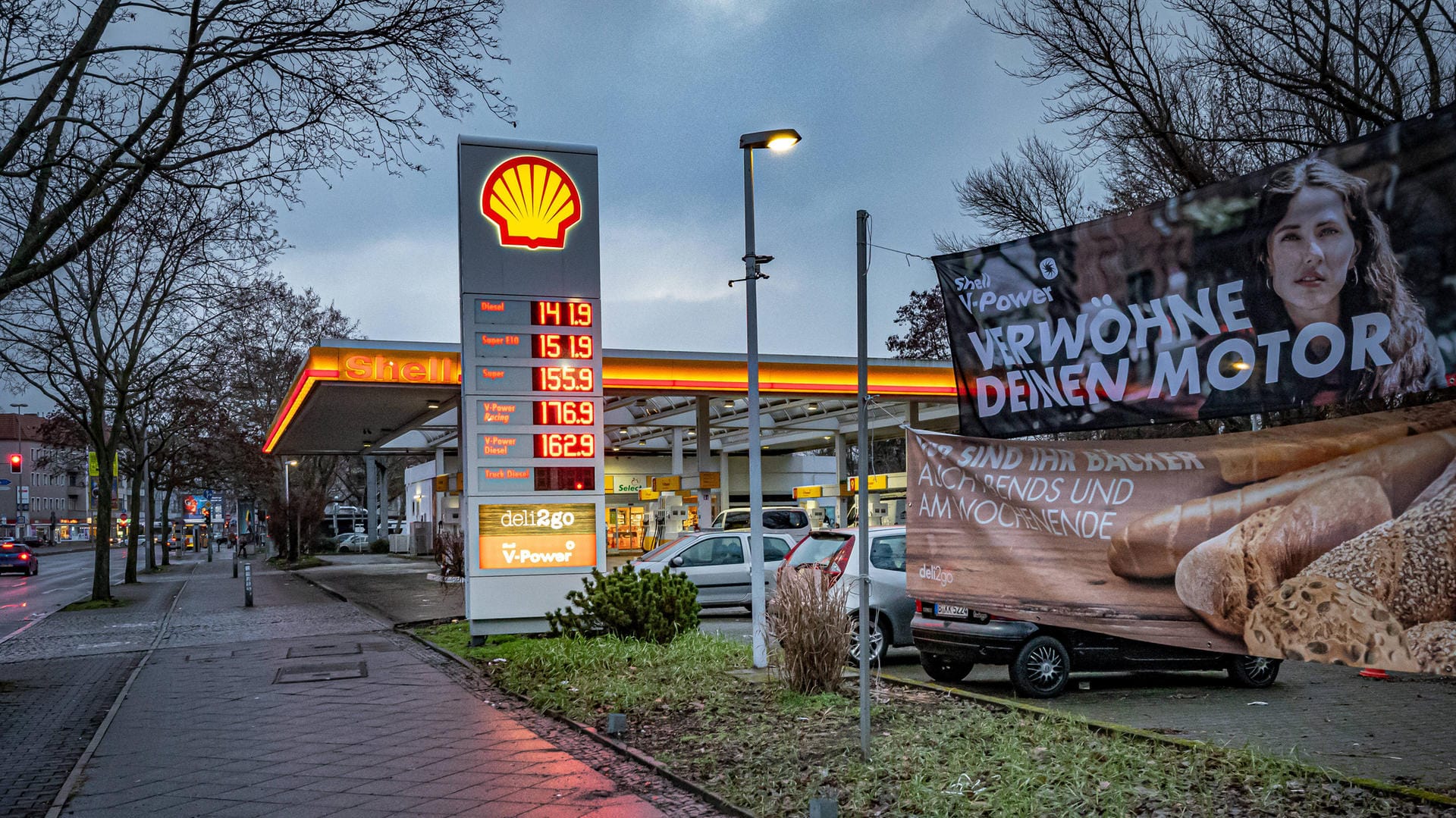 Eine Tankstelle in Berlin: Die Preise könnten schon bald deutlich steigen.