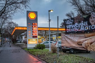 Eine Tankstelle in Berlin: Die Preise könnten schon bald deutlich steigen.