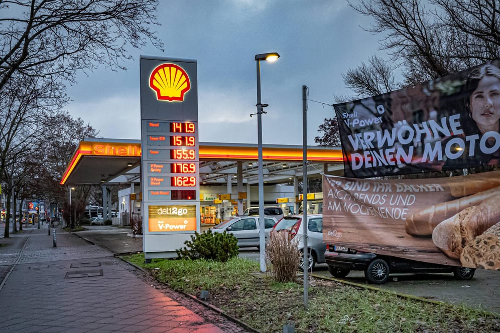 Eine Tankstelle in Berlin: Die Preise könnten schon bald deutlich steigen.