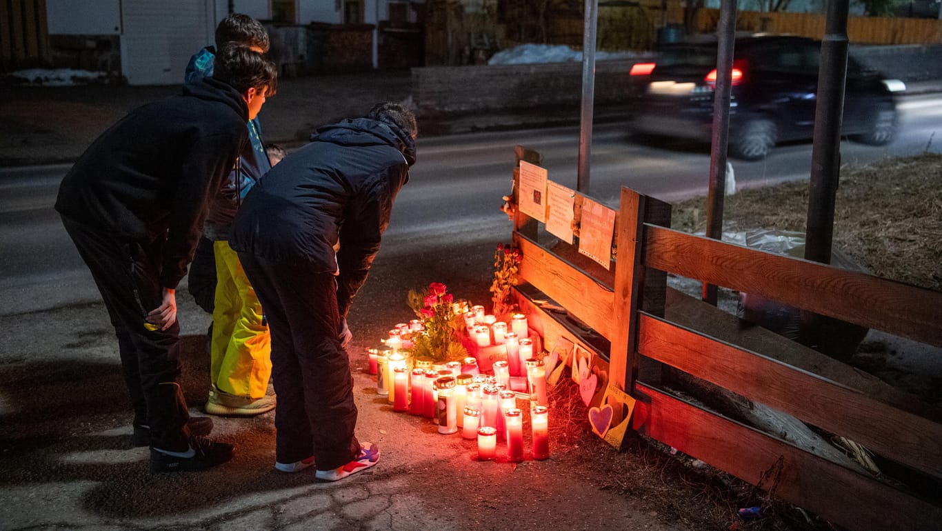 Nach dem tödlichen Unfall in Südtirol: Passanten stehen vor Kerzen am Ort der Tragödie.