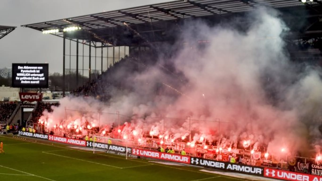 Fans brennen beim Hamburg-Derby zwischen dem FC St.