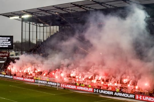Fans brennen beim Hamburg-Derby zwischen dem FC St.