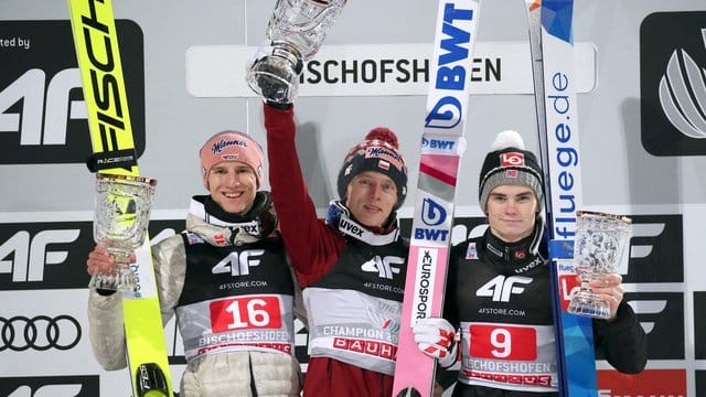 Auf dem Treppchen in Bischofshofen: Karl Geiger (l-r), Sieger Dawid Kubacki aus Polen und auf Rang zwei der Norweger Marius Lindvik.