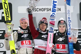 Auf dem Treppchen in Bischofshofen: Karl Geiger (l-r), Sieger Dawid Kubacki aus Polen und auf Rang zwei der Norweger Marius Lindvik.
