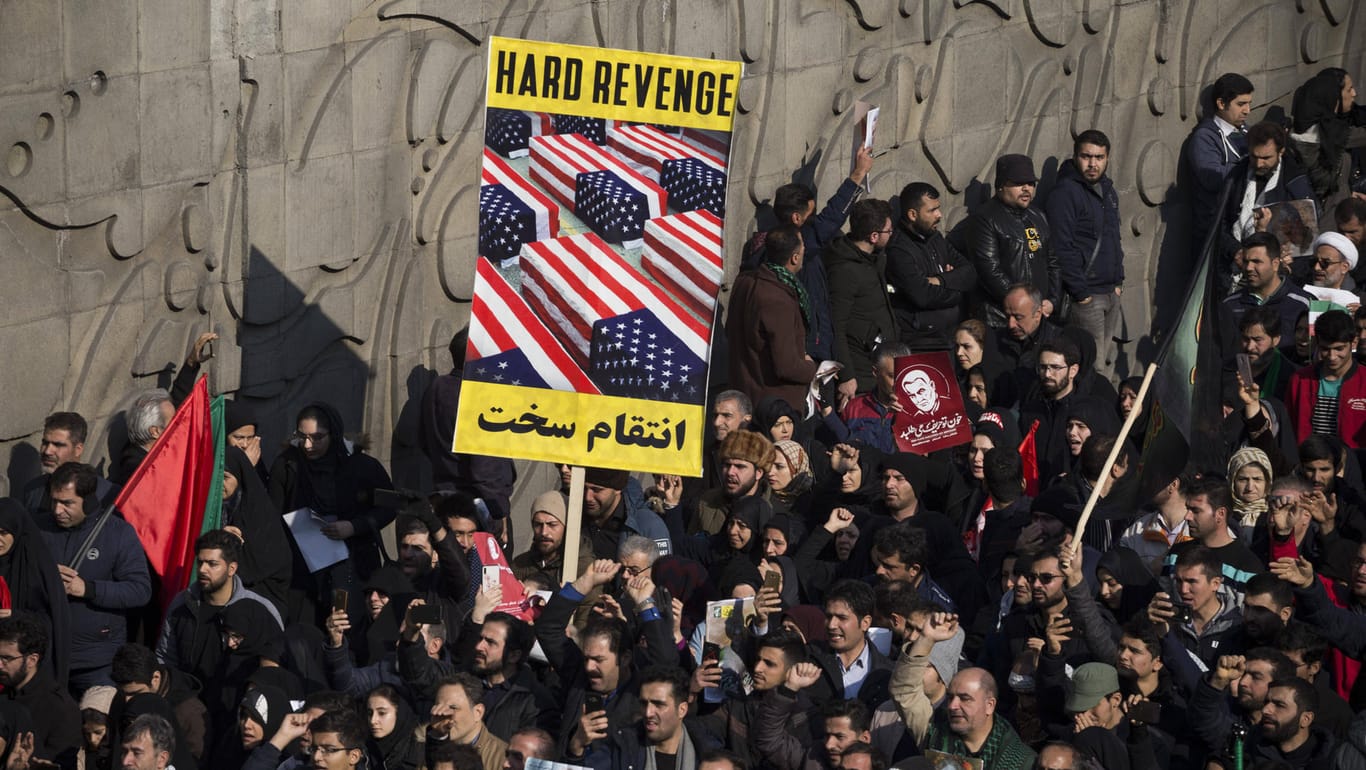 "Harte Rache": Hunderttausende huldigten in Teheran dem getöteten General Ghassem Soleimani und forderten eine Bestrafung der USA.