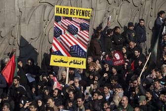 "Harte Rache": Hunderttausende huldigten in Teheran dem getöteten General Ghassem Soleimani und forderten eine Bestrafung der USA.