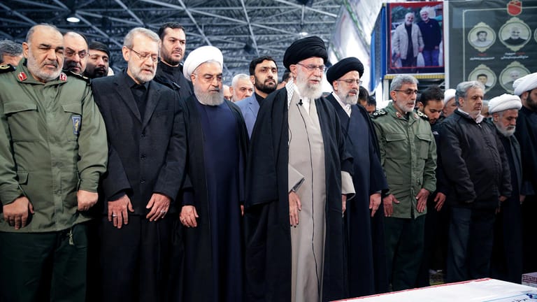 Trauergebet an der Universität Teheran: Staatsoberhaupt Ajatollah Ali Chamenei (Mitte) und Präsident Hassan Ruhani (links neben ihm) stehen vor den Särgen der beim US-Angriff in Bagdad Getöteten.