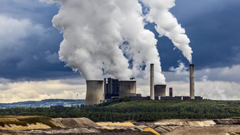 Qualm steigt aus den Schornsteinen des Kraftwerks Weisweiler: Der CO2-Ausstoß ist wegen des Rückgangs der Kohleverstromung deutlich gesunken.