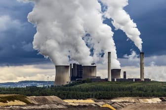 Qualm steigt aus den Schornsteinen des Kraftwerks Weisweiler: Der CO2-Ausstoß ist wegen des Rückgangs der Kohleverstromung deutlich gesunken.