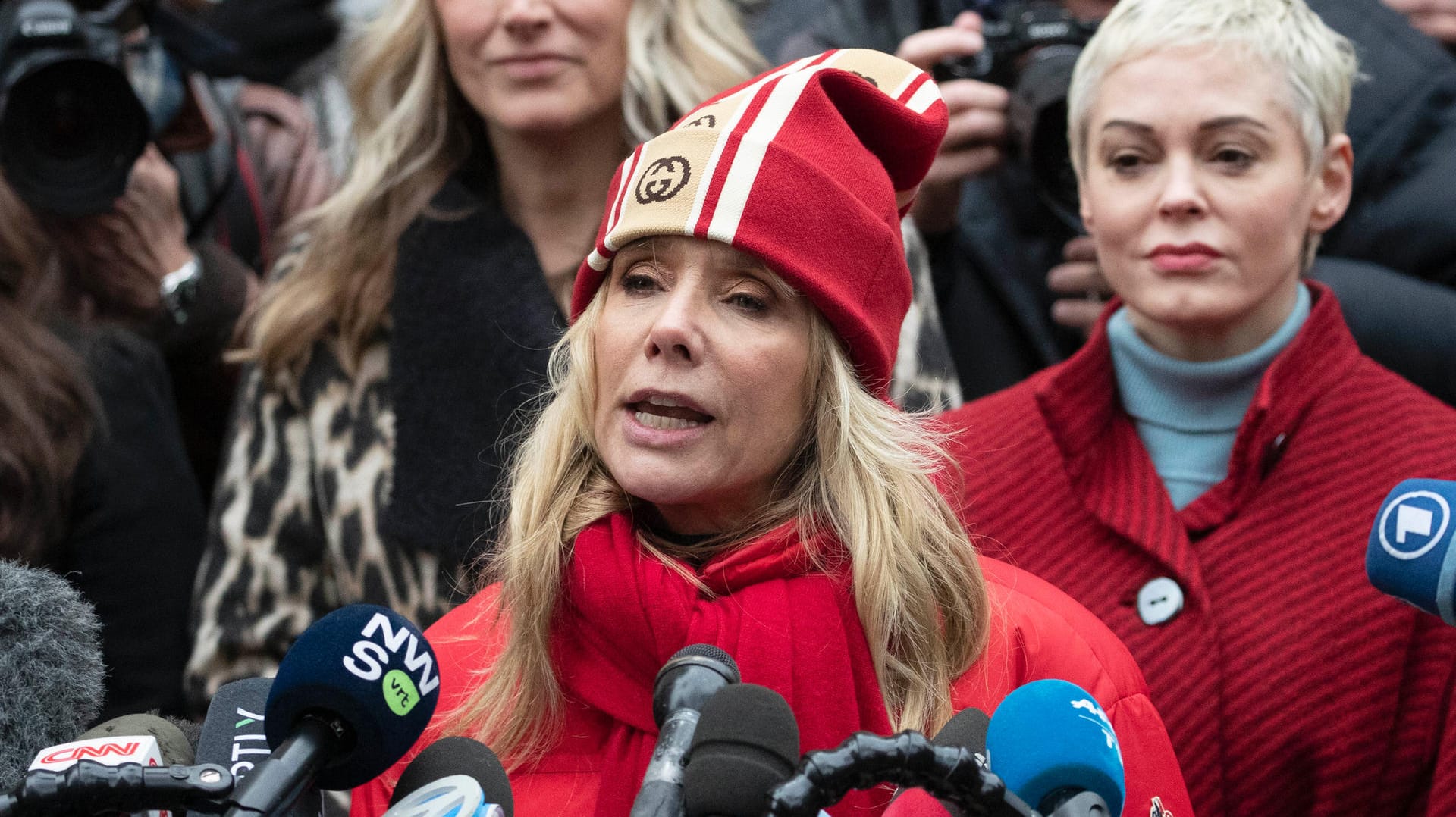Rosanna Arquette und Rose McGowan: Die Schauspielerinnen erschienen ebenfalls zum Prozessauftakt.