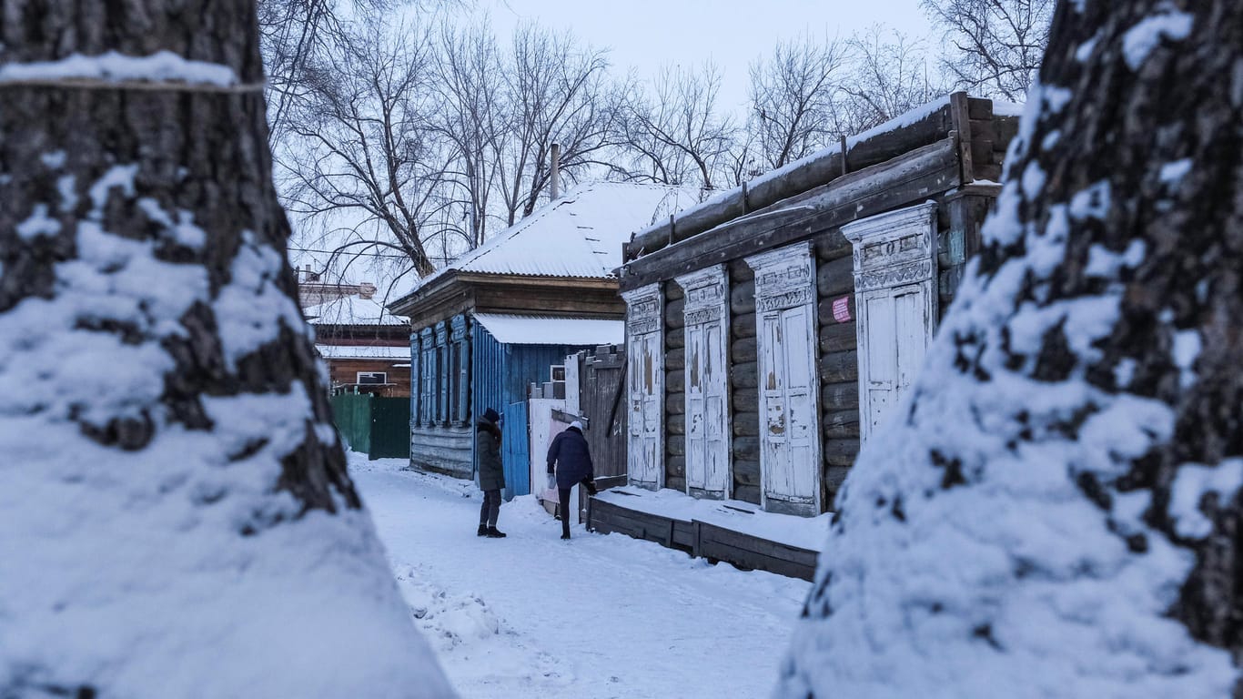 Verschneite Ortschaft in der Amur-Region: Im Fernen Osten ist ein Baby in einem Kinderwagen erfroren.