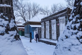 Verschneite Ortschaft in der Amur-Region: Im Fernen Osten ist ein Baby in einem Kinderwagen erfroren.