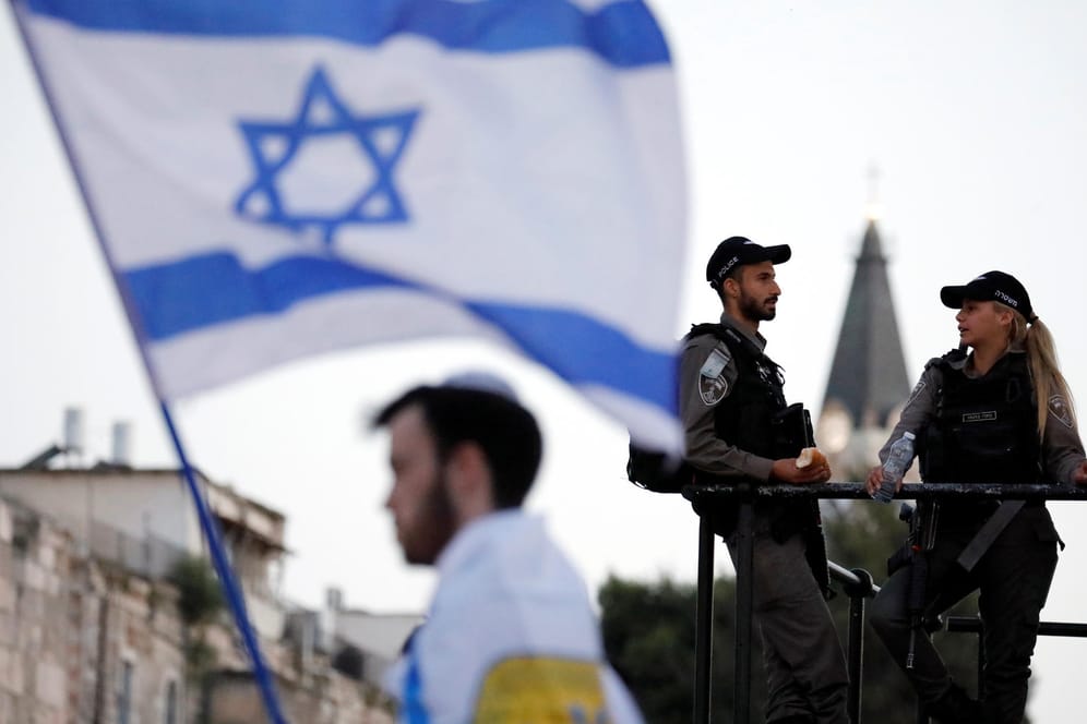 Israelische Sicherheitskräfte, im Vordergrund ein Mann mit Israel-Fahne: Auf den Ernstfall vorbereitet.